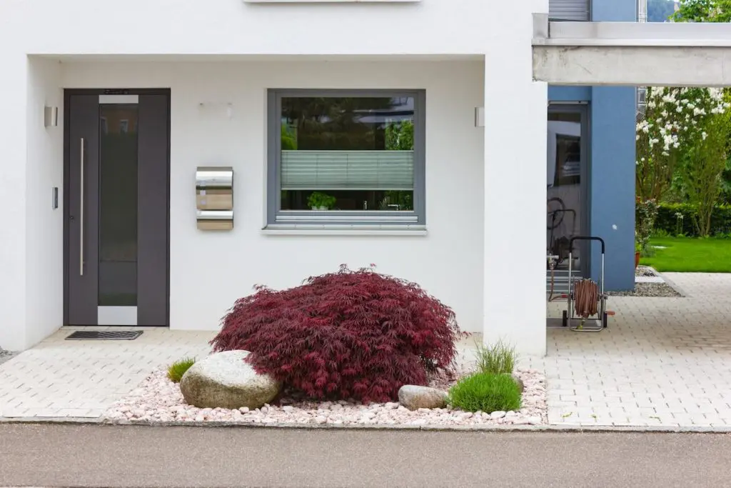Porte d'entrée en aluminium gris anthracite avec barre de tirage