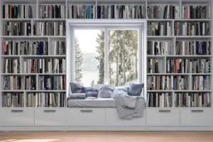 Coin lecture au bord d'une fenêtre au milieu de la bibliothèque