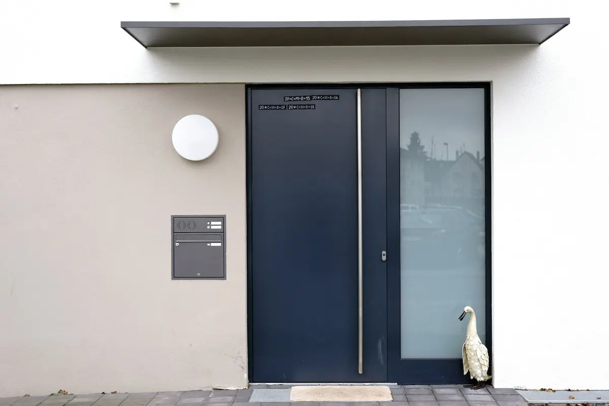 Porte d'entrée en aluminium gris anthracite avec barre de tirage