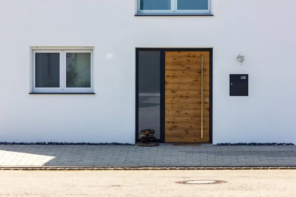 Porte d'entrée en bois aluminium avec tierce vitrée