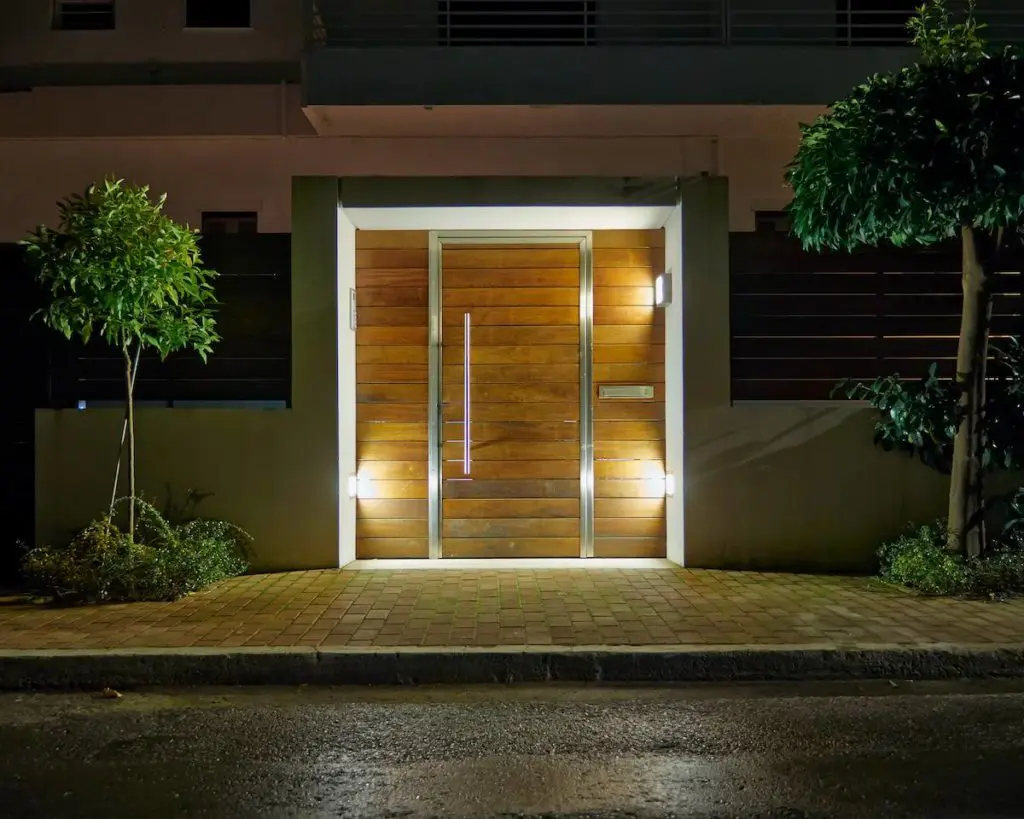 Porte d'entrée en bois avec barre de tirage et tierces en bois