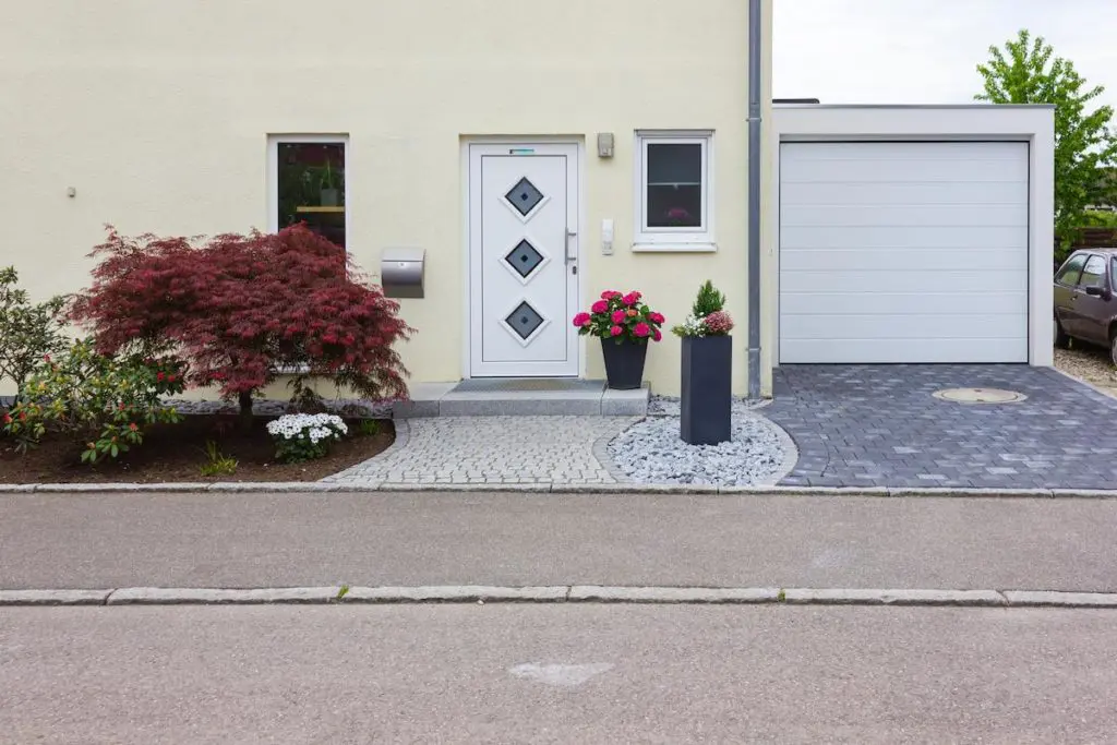 Porte d'entrée en PVC blanc avec inserts vitrés