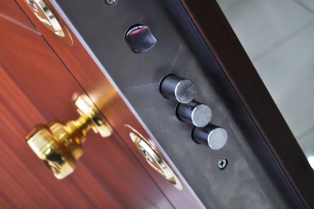 Zoom sur une serrure sécurisée de porte d'entrée