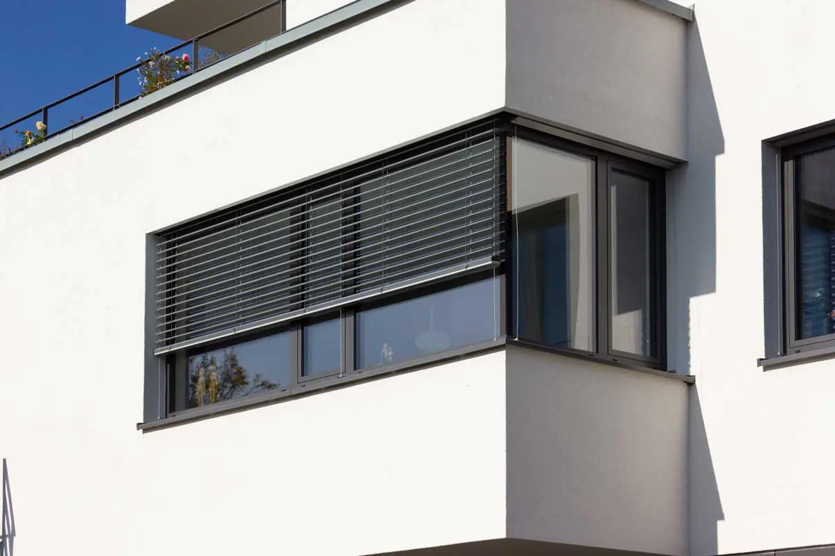 Un brise soleil orientable sur une maison moderne