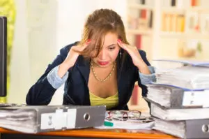 Jeune-femme cherchant des aides pour la rénovation de fenêtres