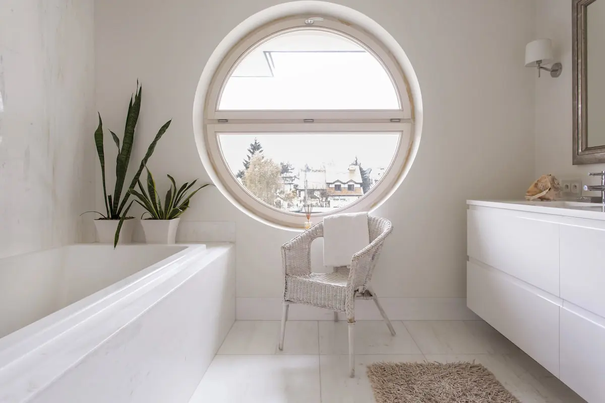 La fenêtre ronde, une autre façon d'appréhender l'extérieur.