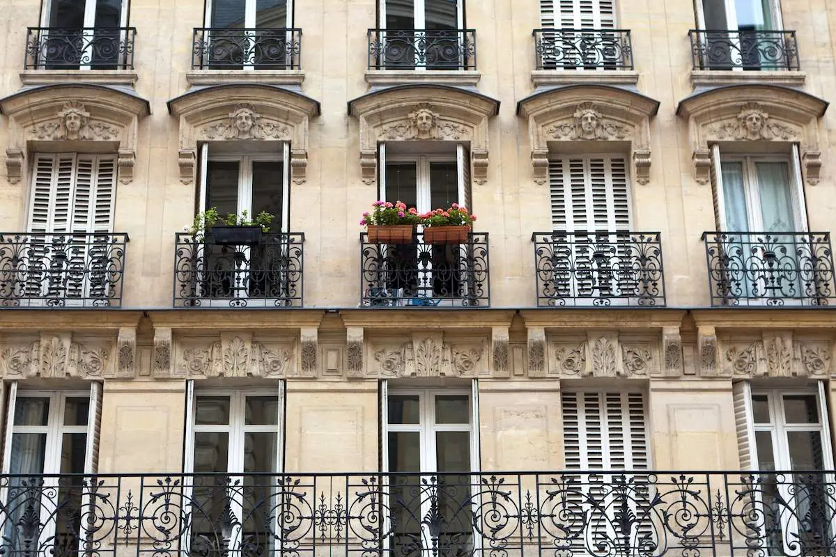 immeuble ancien en copropriété avec nombreuses fenêtres à changer
