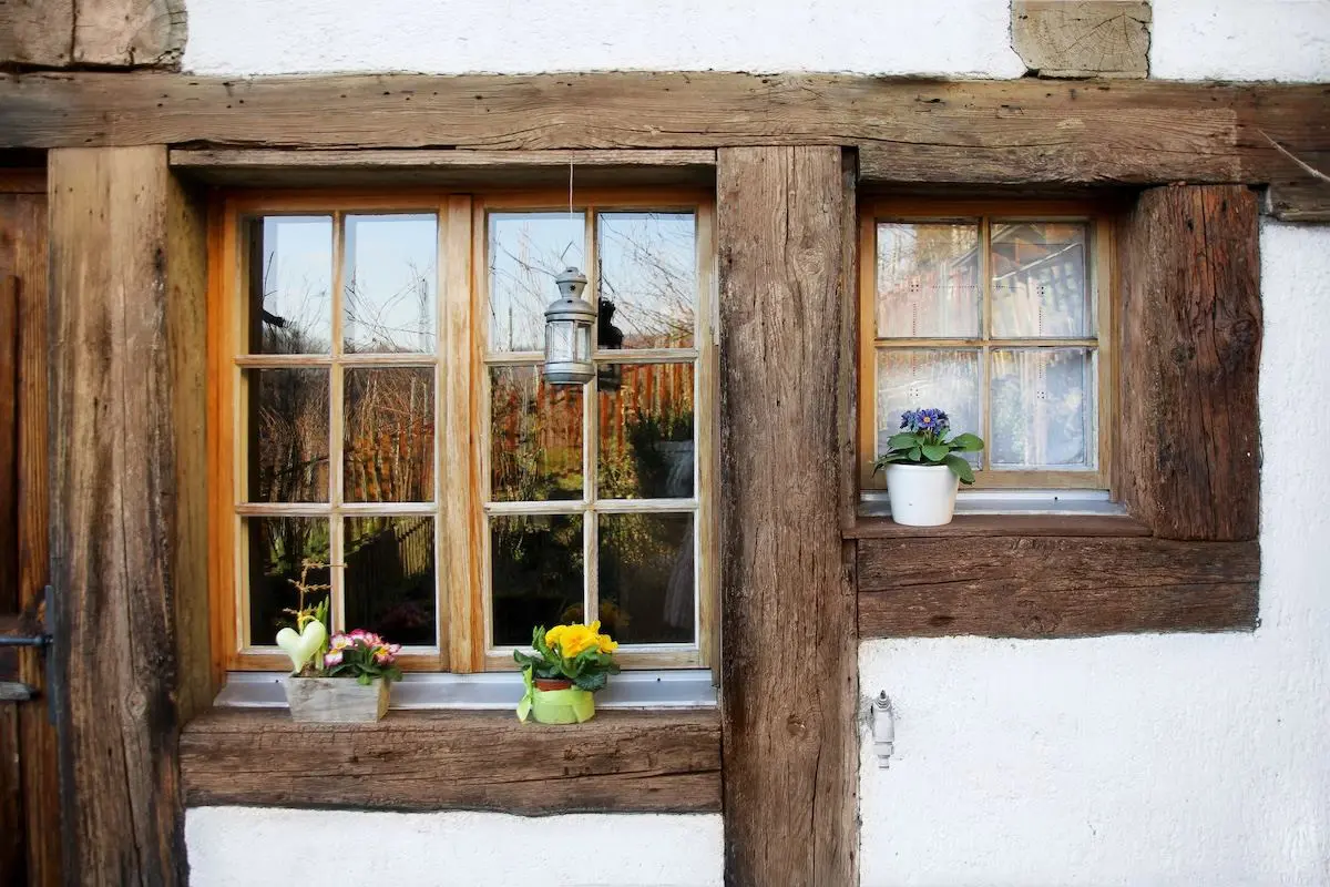Fenêtres en bois sur une maison ancienne à colombages