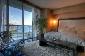 Chambre avec baie vitrée