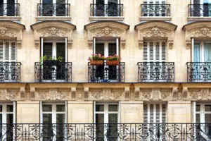 Fenêtres sur un vieux bâtiment