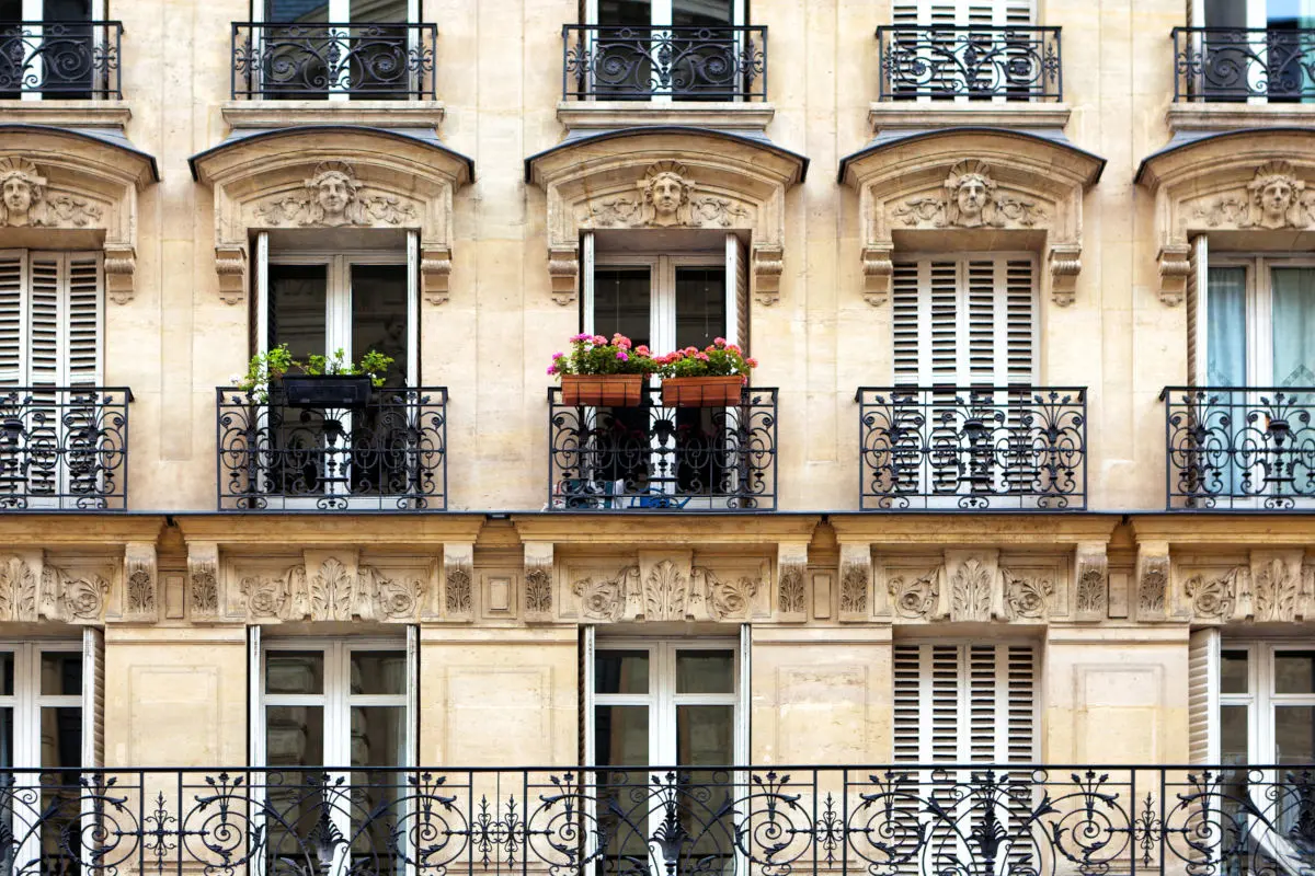 Fenêtres sur un vieux bâtiment