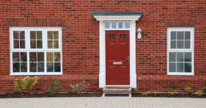 Porte d'entrée pleine de couleur rouge