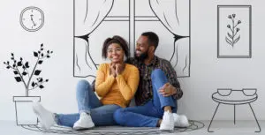 Couple content dans son logement, sous une fenêtre