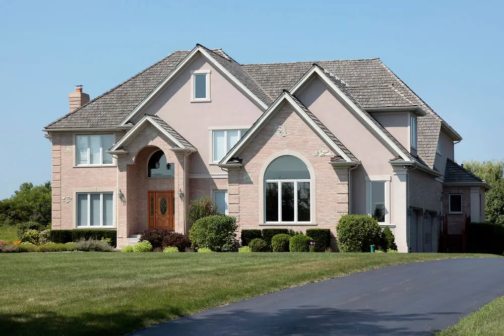 Grande maison avec une fenêtre cintrée