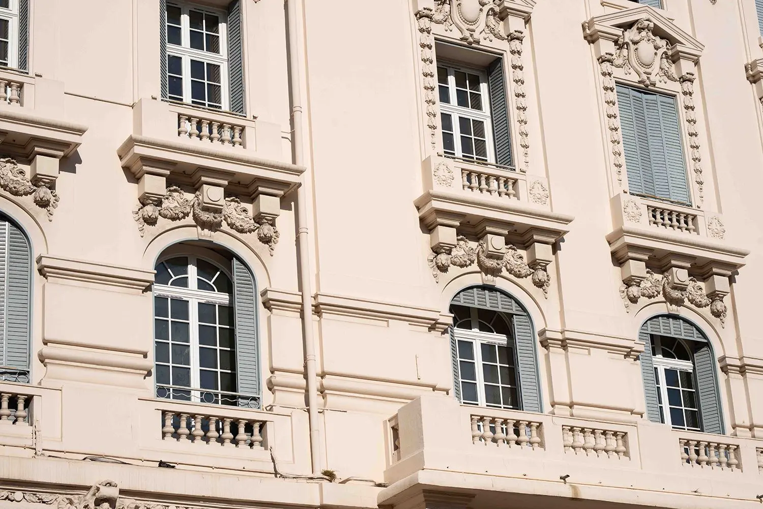 Les menuiseries bois Inova 68 de Bieber choisies par le Grand Hôtel d’Antibes
