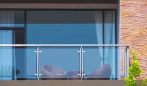 Une baie vitrée vue de l'extérieur