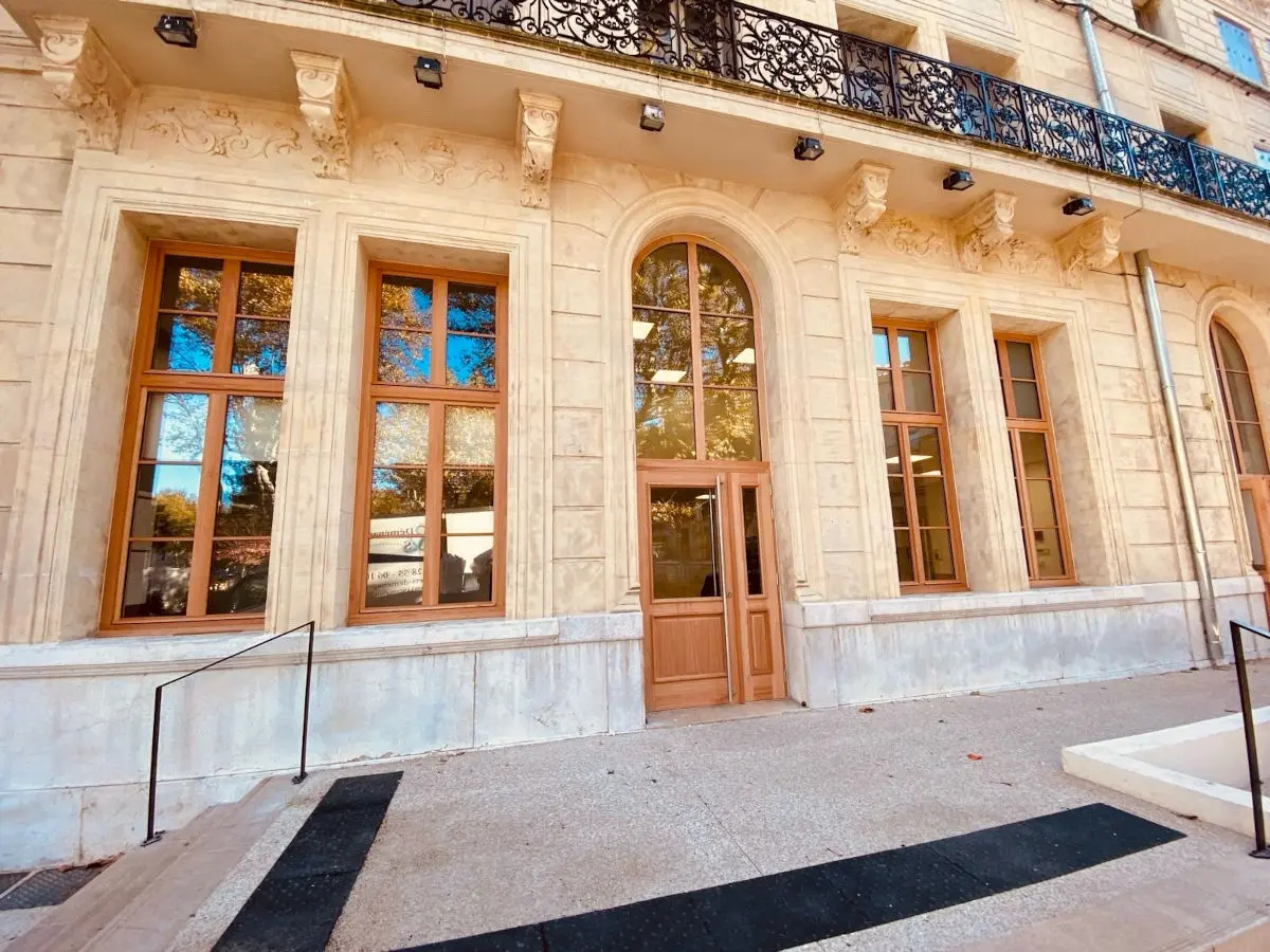 Les menuiseries Bieber à l'Office de Tourisme de Salon-de-Provence