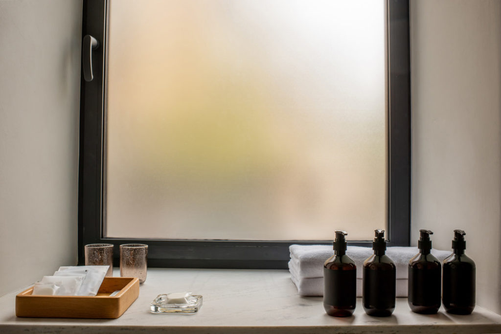 Un vitrage opaque pour vos fenêtres de salle de bain