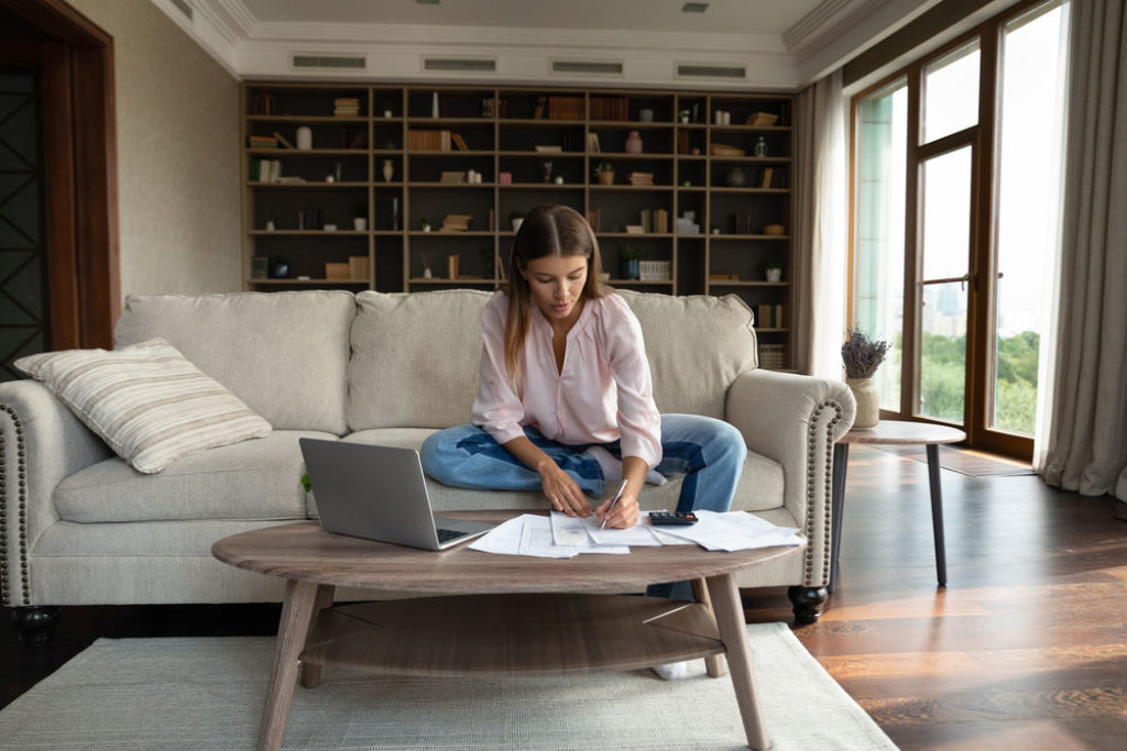 Jeune femme faisant son budget pour le changement de fenêtres
