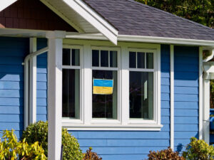 Drapeau ukrainien à la fenêtre d'une maison